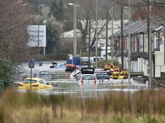 Britániu po príchode víchrice Dennis zasiahli vážne záplavy