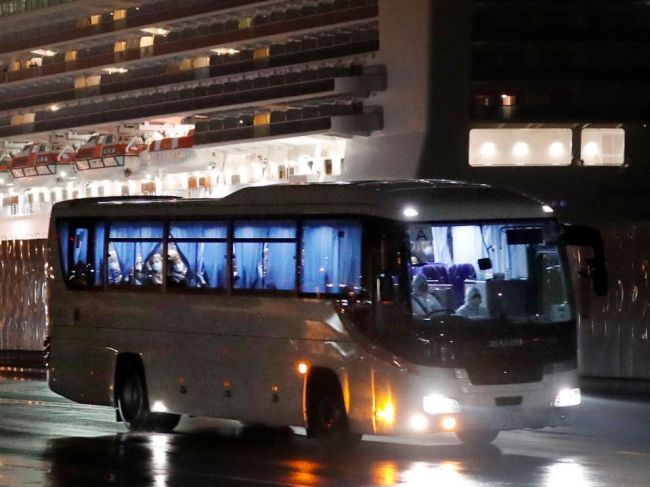 Nákaza koronavírusom sa potvrdila u 14 ľudí evakuovaných z lode v Japonsku