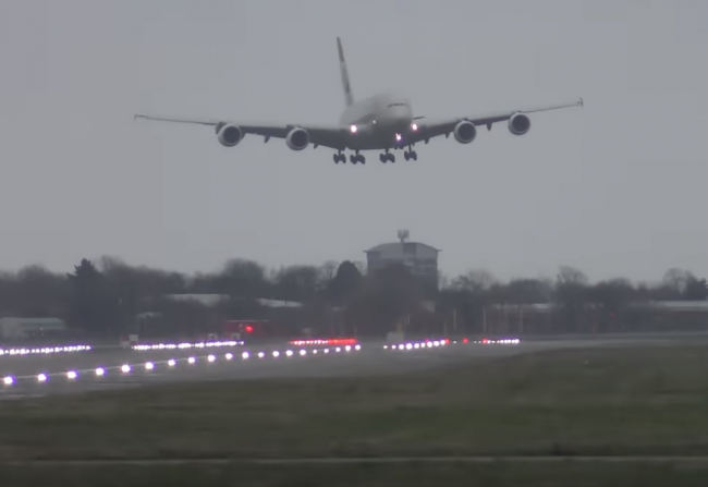 Video: Búrka Dennis zasiahla lietadlo, piloti predviedli neskutočný manéver