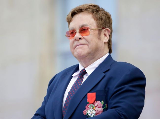 Video: Elton John pre chorobu prišiel o hlas a skrátil koncert