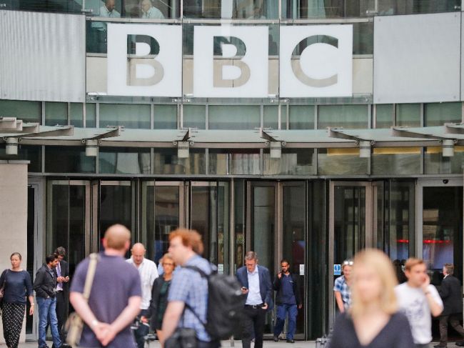 Petíciu "Zachráňme našu BBC" podpísalo už 108.000 Britov