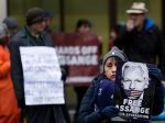 Lekári poukazujú na zlé zaobchádzanie so zadržiavaným Assangeom