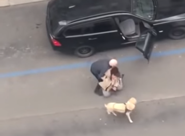 Video: Žena kričala o pomoc, taxikár ju vyhodil z auta