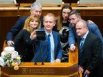 Šiesti nezaradení poslanci budú pokračovať v blokovaní schôdze aj cez noc