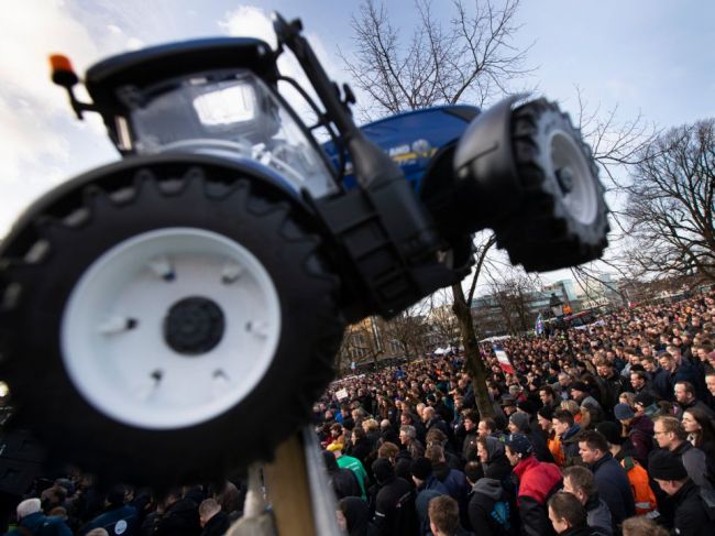 Holandskí farmári protestujú proti emisnej politike vlády