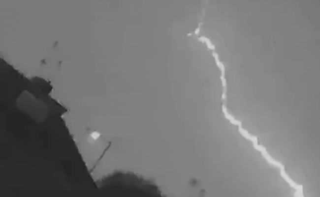 Video: Do lietadla udrel blesk, následky búrky zachytila kamera