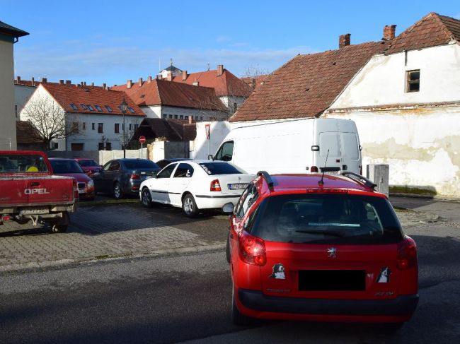 Cúvajúce auto zachytilo v Skalici staršiu ženu, zraneniam podľahla