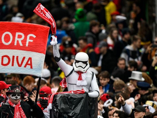 Vodič auta vrazil do ľudí počas karnevalu, hlásia zranených