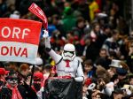 Vodič auta vrazil do ľudí počas karnevalu, hlásia zranených
