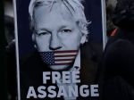 Británia: Assange podľa právnika nemôže byť vydaný do USA za politický zločin