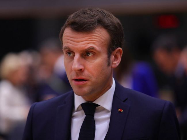 Macron: Francúzsko čelí epidémii koronavírusu