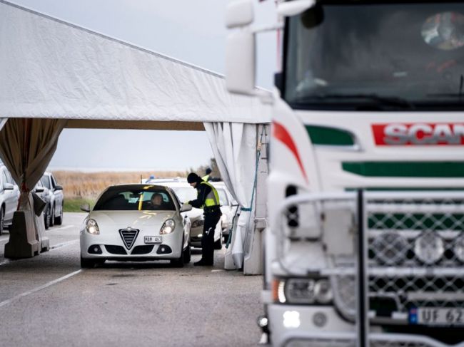 Policajti budú na hraničných priechodoch zastavovať autá