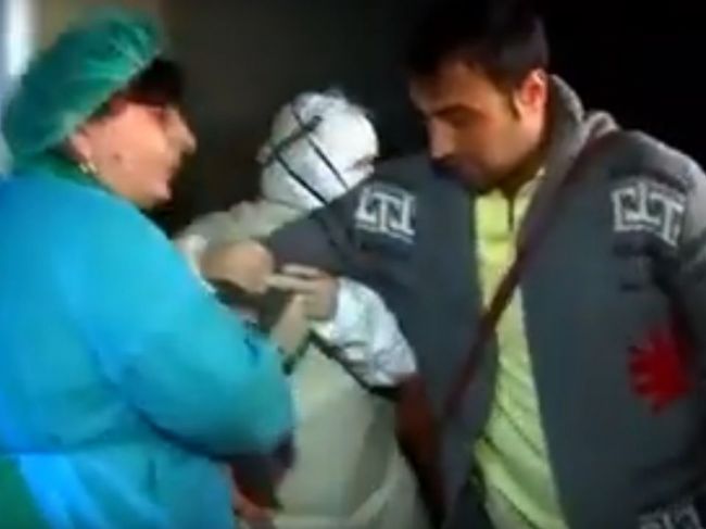Video: Pacient unikol z karantény, doktori ho museli ťahať späť do nemocnice