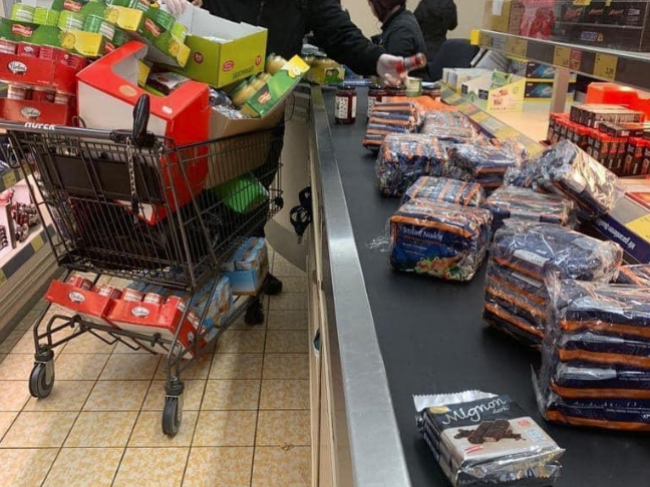 Video: Muž sa zľakol koronavírusu, jeho nákup pobavil zákazníkov supermarketu