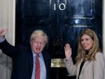 Johnson a Symondsová sa zasnúbili a očakávajú prvé spoločné dieťa