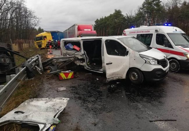 Počas rannej nehody na diaľnici D2 sa zranili traja vodiči