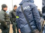 NAKA zasahuje v Mochovciach, na mieste je 100 policajtov
