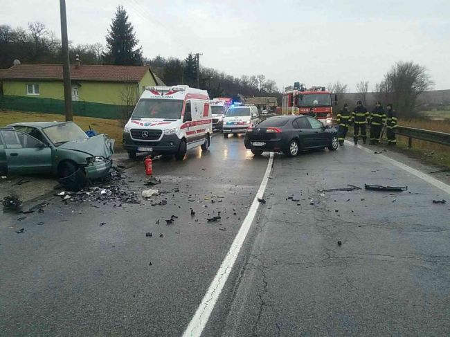 Hasiči zasahujú pri vážnej nehode dvoch vozidiel, cesta je uzavretá