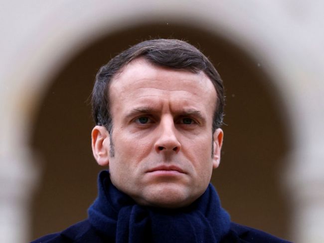 Macron: Francúzsky štát zrekviruje všetky ochranné masky a ich produkciu