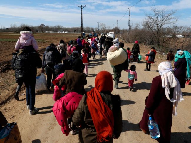 Grécko zabránilo 24.000 migrantom prejsť cez hranice; EÚ poskytne Aténam pomoc