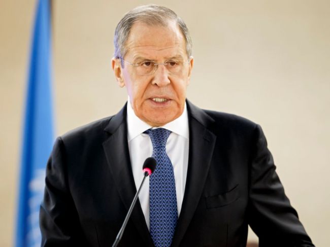 Lavrov: Rusko sa neprestane vojensky angažovať v Sýrii kvôli utečencom
