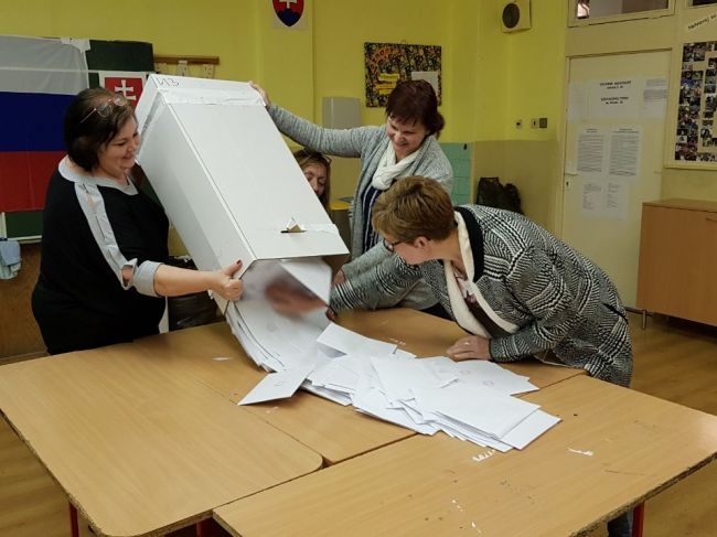 Na ústavný súd prišlo prvé podanie k voľbám, strany zatiaľ sťažnosti nedali