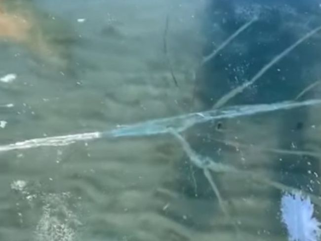 Video: Pod mužom na jazere sa podlomil ľad. Takéto zvuky vám naženú zimomriavky