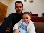 Malá Sýrčanka, ktorá smiechom zľahčovala zvuky bômb, začala nový život v Turecku