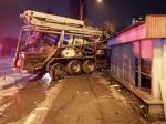 FOTO: Nákladné vozidlo po zrážke s osobným autom skončilo v zastávke MHD