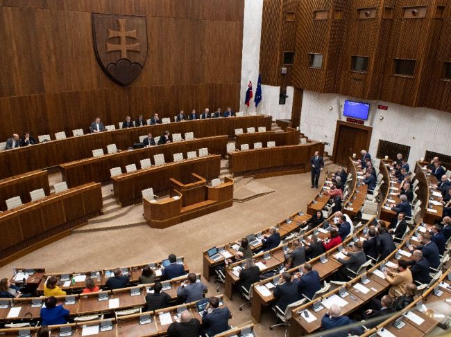 Novozvolení poslanci si prevezmú osvedčenie o zvolení v utorok 10. marca