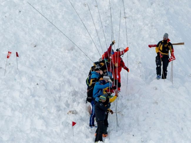 Pád lavíny v rakúskych Alpách si vyžiadal päť obetí, pravdepodobne ide o Čechov