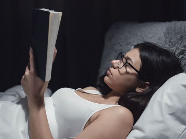 Čítanie pred spaním: Aké má účinky na psychiku a fyzické zdravie?