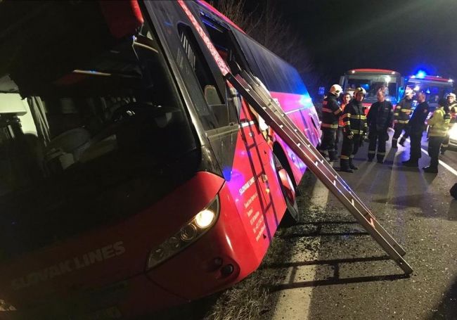 Záchranné zložky zasahujú pri havárii autobusu, cesta je neprejazdná