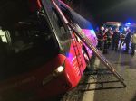Záchranné zložky zasahujú pri havárii autobusu, cesta je neprejazdná