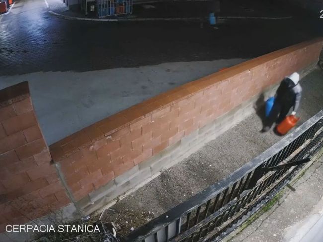 Policajti žiadajú verejnosť o pomoc pri stotožnení neznámych osôb na záberoch