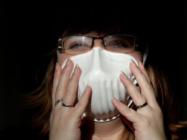 Český minister zdravotníctva povedal, že krajine chýba až milión respirátorov