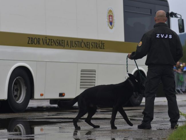Väzni vyrobili do piatka približne 12.000 ochranných rúšok na tvár