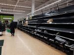 Reťazce v Británii vyzývajú ľudí na ukončenie panických nákupov
