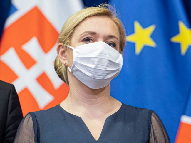 Obchody okrem potravín, lekární či drogérií budú zatvorené