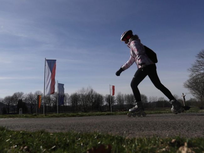 Česká vláda zakázala od polnoci voľný pohyb ľudí v celej krajine