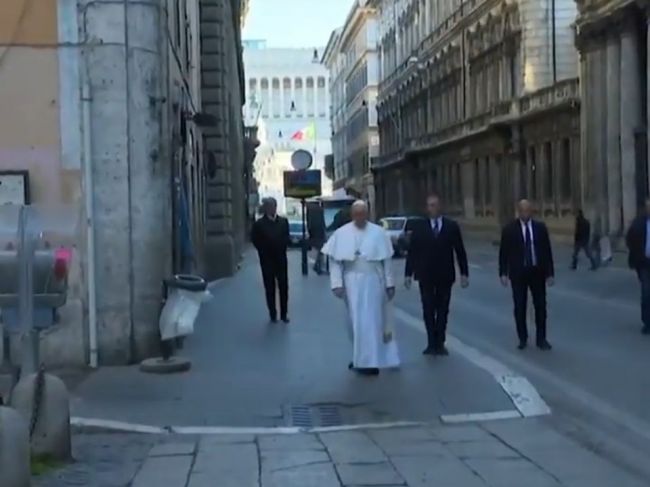 Video: Pápež sa prešiel po prázdnych uliciach Ríma. Jeho kroky niesli silné posolstvo