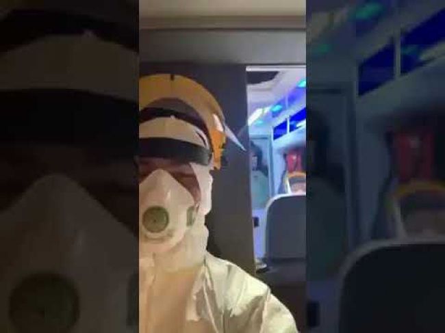 Video: Takto zvládajú koronavírus zdravotníci v sanitke. S touto piesňou valcujú internet