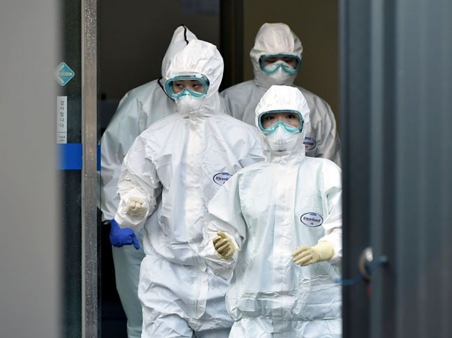 Počet obetí koronavírusu v Európe je vyšší ako v Ázii