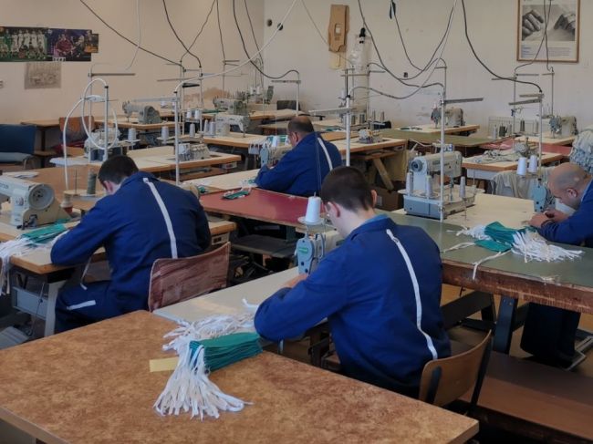 Slovenskí väzni vyrobili už 28.500 ochranných rúšok