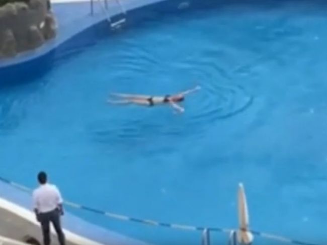 Video: Žena si chcela zaplávať v bazéne. Po tomto ju musela vytiahnuť polícia