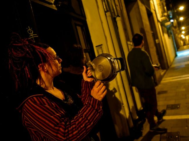 Španieli žiadajú bývalého kráľa, aby venoval pochybné peniaze na boj s vírusom
