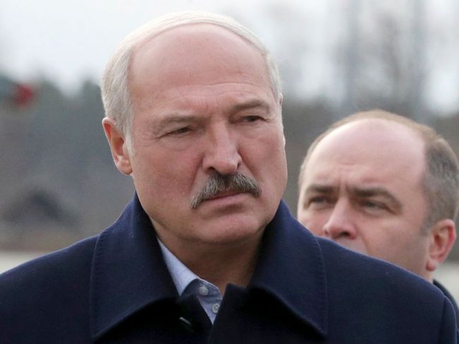Bieloruský prezident varuje pred psychózou okolo vírusu; odporúča prácu na poli