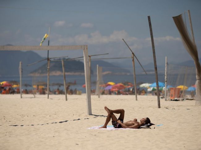 Rio de Janeiro zavrie na 15 dní pláže, reštaurácie a bary