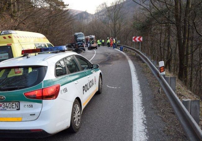 Dopravná nehoda si vyžiadala život motocyklistu