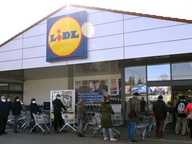 Obchodníci a agropotravinári chcú, aby boli obchody zatvorené deň v týždni